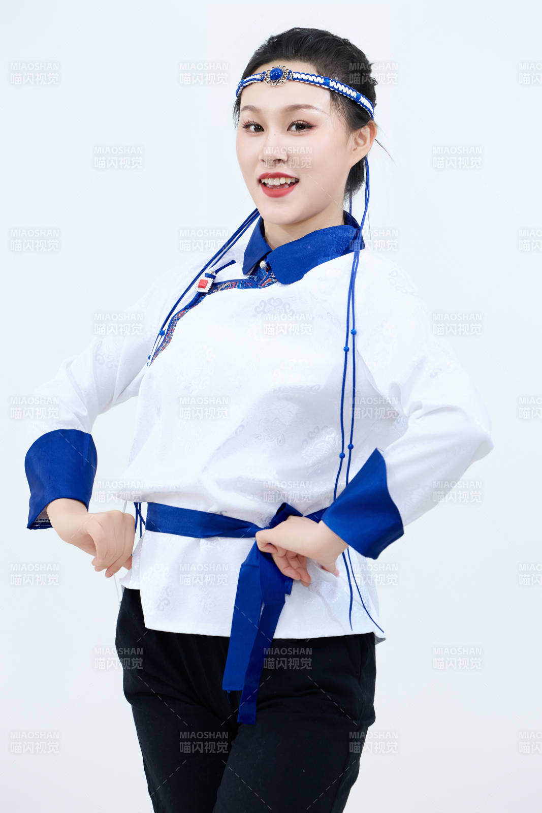 表演中國傳統(tǒng)民族舞蹈蒙古族舞的美麗舞者