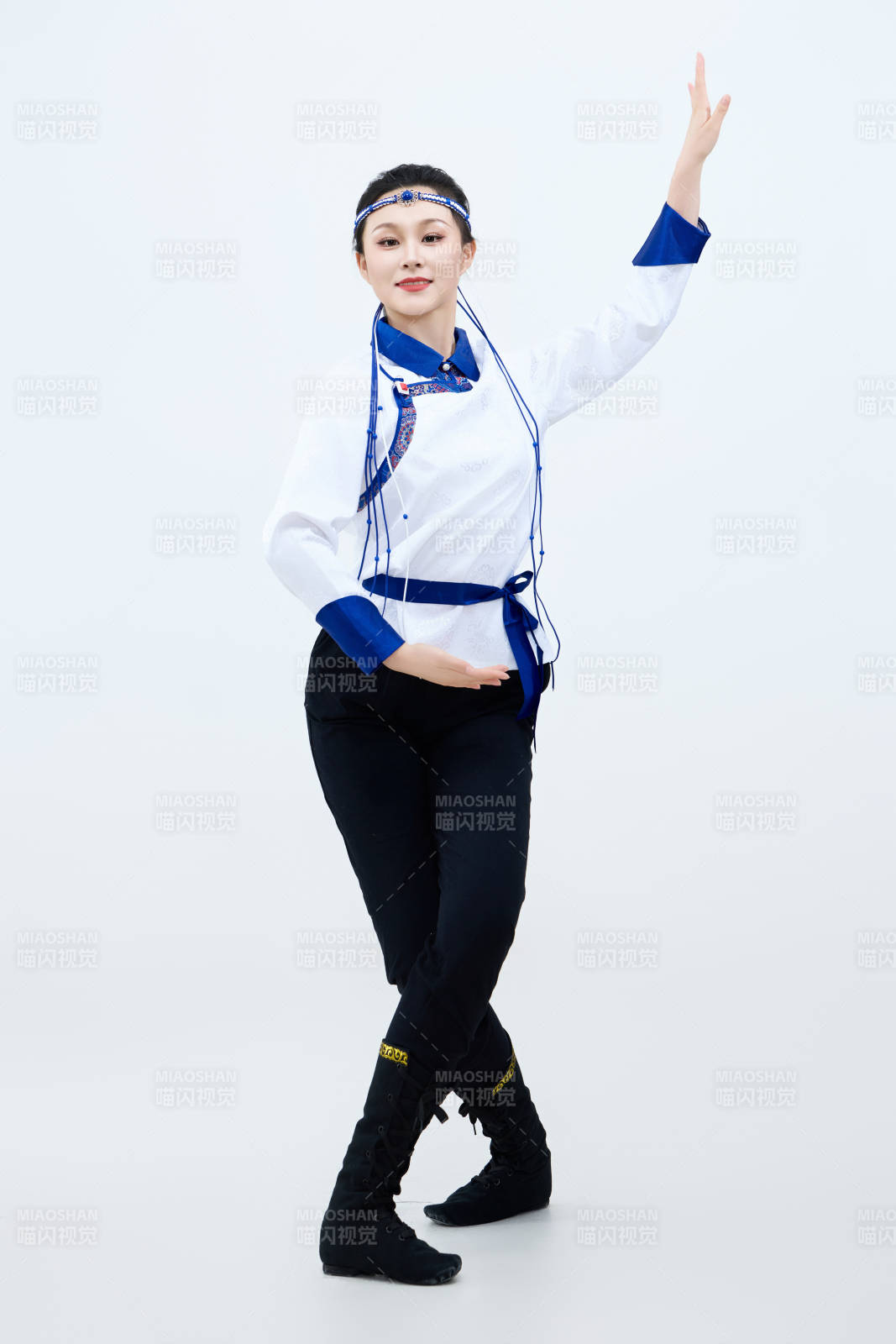 表演中國傳統(tǒng)民族舞蹈蒙古族舞的美麗舞者