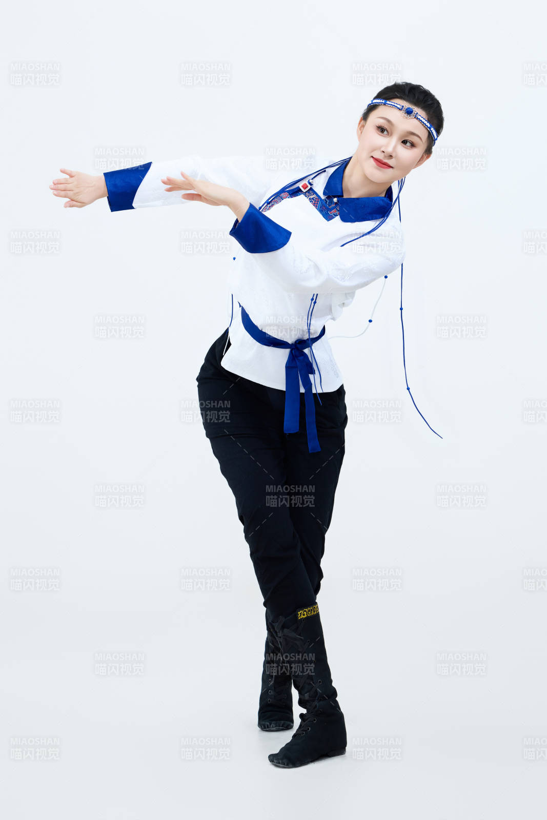 表演中国传统民族舞蹈蒙古族舞的美丽舞者