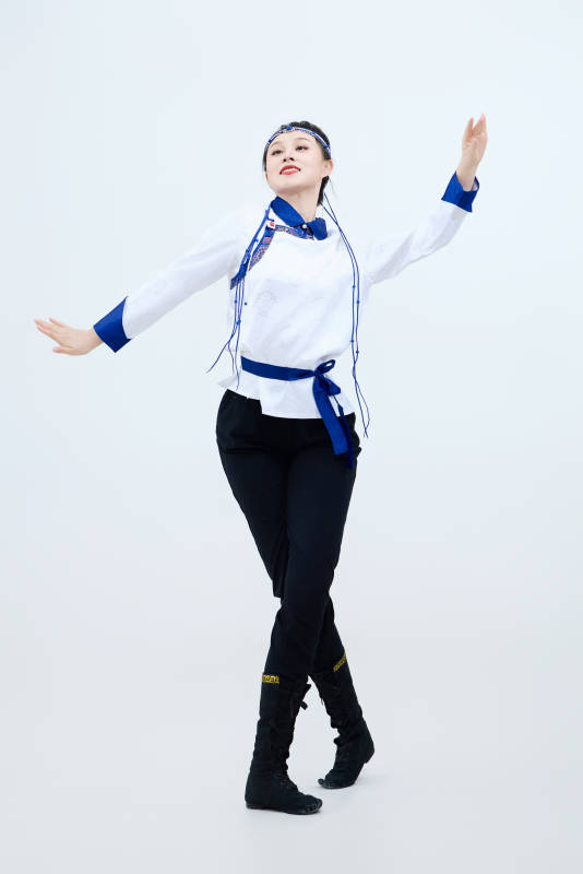 表演中国传统民族舞蹈蒙古族舞的美丽舞者