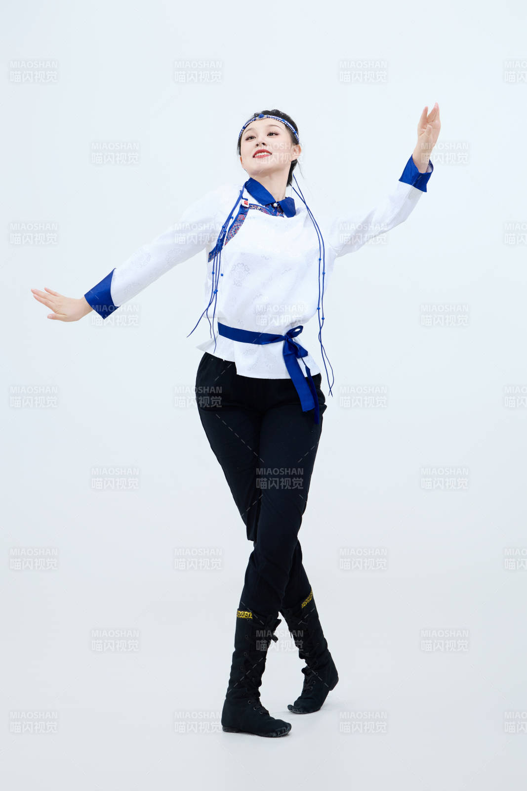 表演中国传统民族舞蹈蒙古族舞的美丽舞者