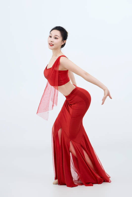 表演中国传统民族舞蹈傣族舞的美丽舞者