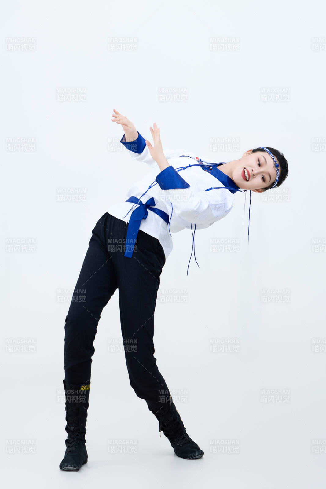 表演中国传统民族舞蹈蒙古族舞的美丽舞者