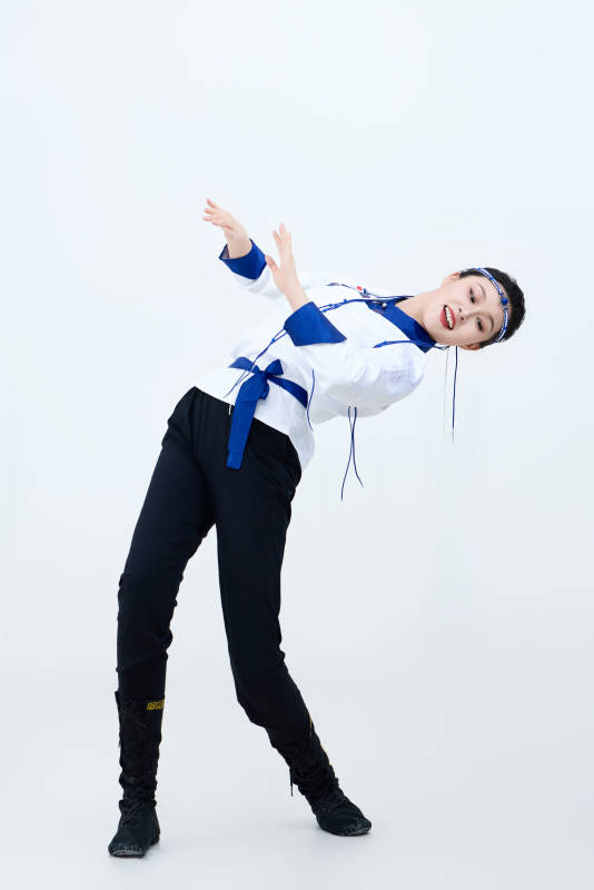 表演中国传统民族舞蹈蒙古族舞的美丽舞者