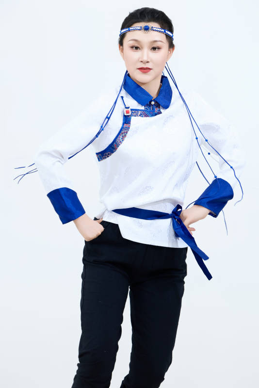 表演中国传统民族舞蹈蒙古族舞的美丽舞者