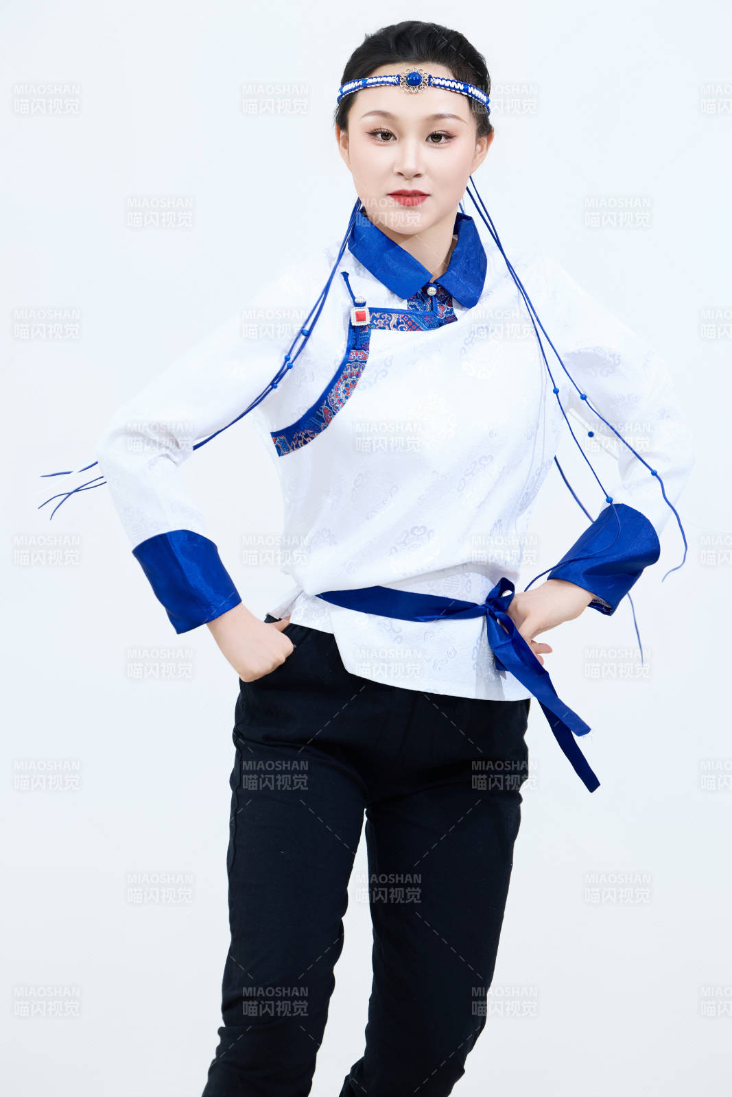 表演中國傳統(tǒng)民族舞蹈蒙古族舞的美麗舞者