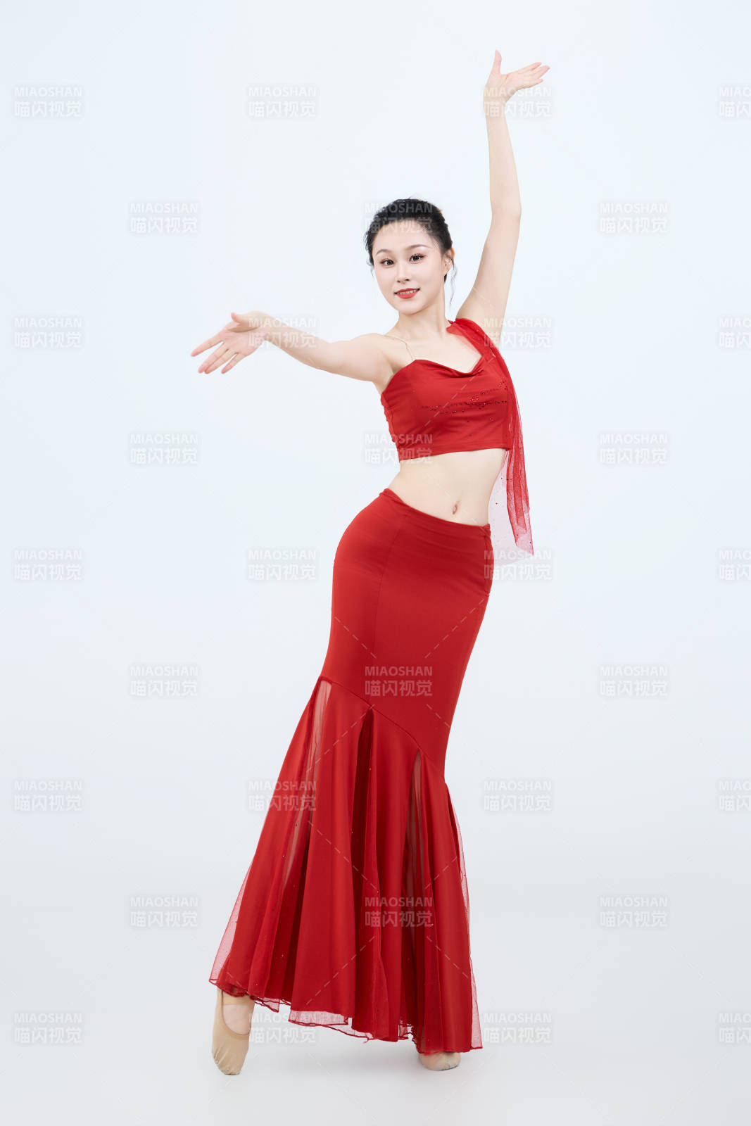 表演中國傳統(tǒng)民族舞蹈傣族舞的美麗舞者