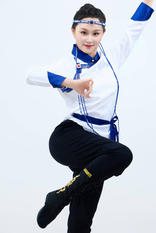 表演中国传统民族舞蹈蒙古族舞的美丽舞者