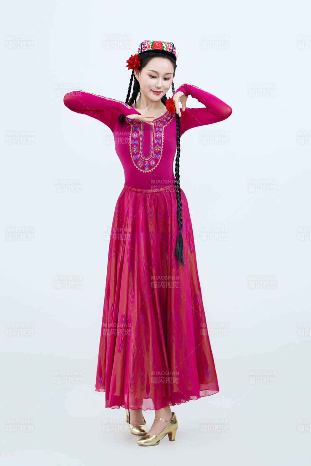 表演中國新疆維吾爾族傳統舞蹈的美麗舞者