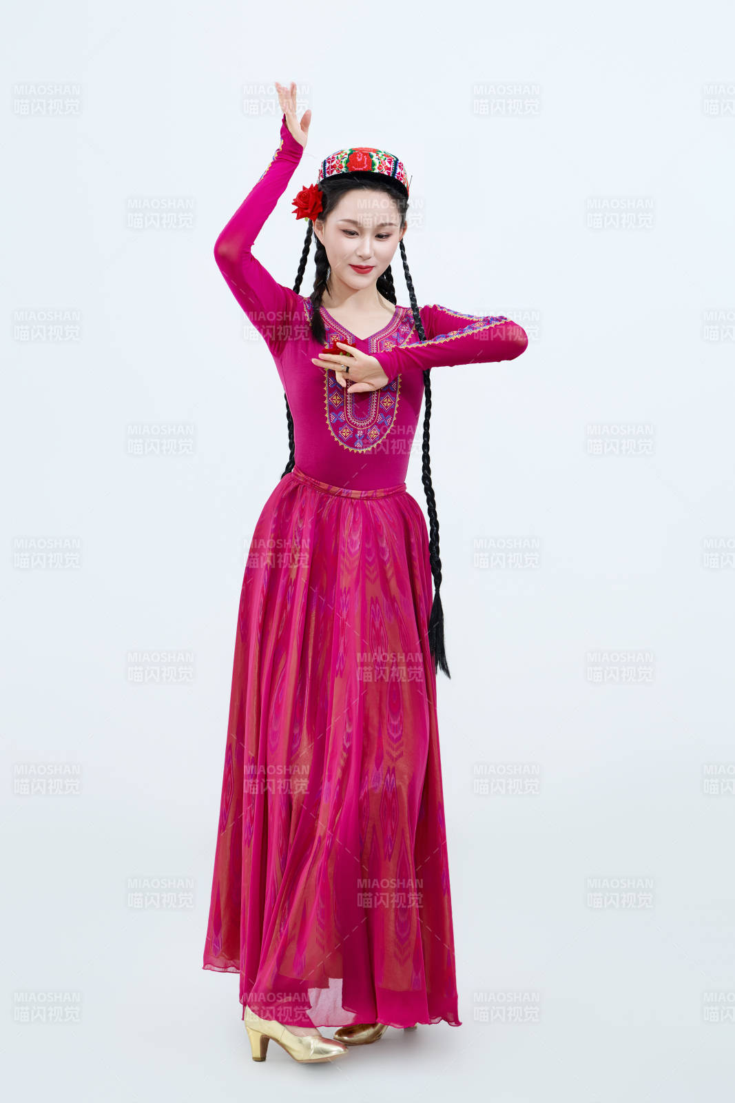 表演中國新疆維吾爾族傳統舞蹈的美麗舞者