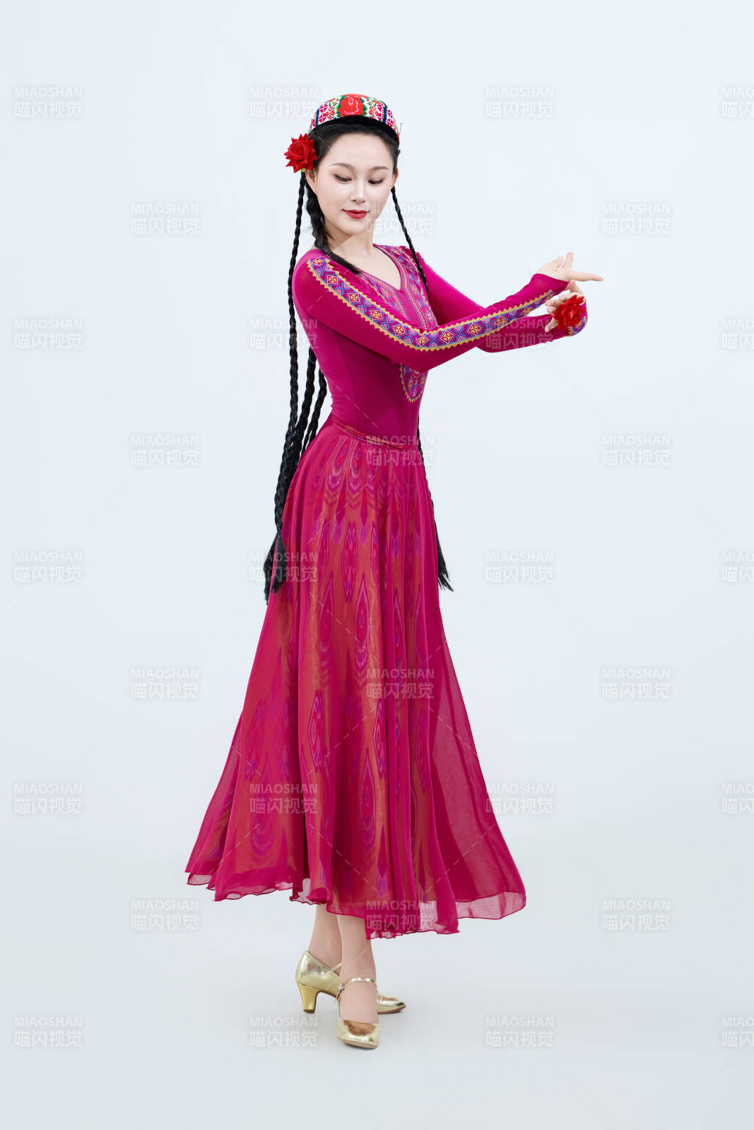 表演中國新疆維吾爾族傳統舞蹈的美麗舞者