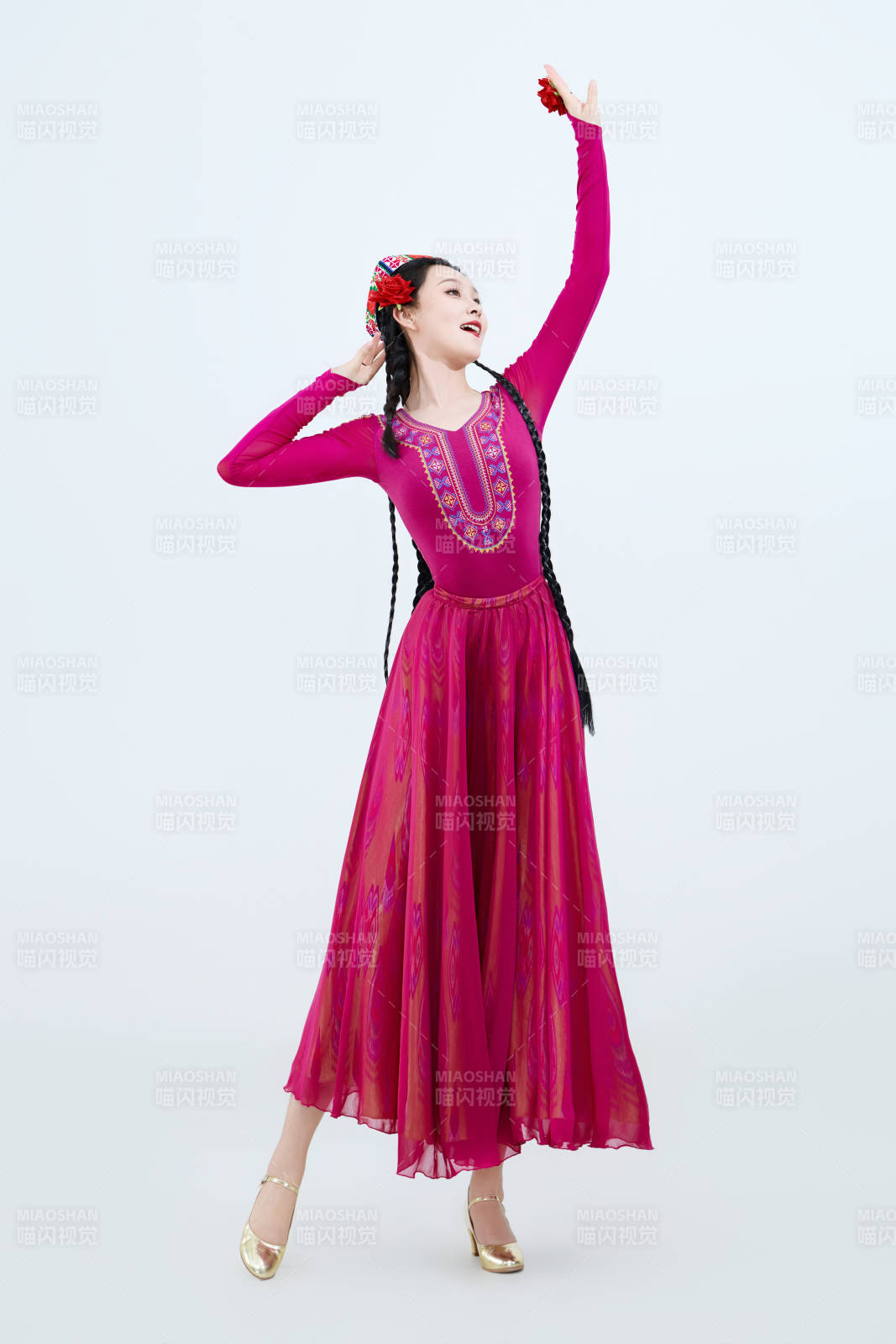 表演中國新疆維吾爾族傳統(tǒng)舞蹈的美麗舞者