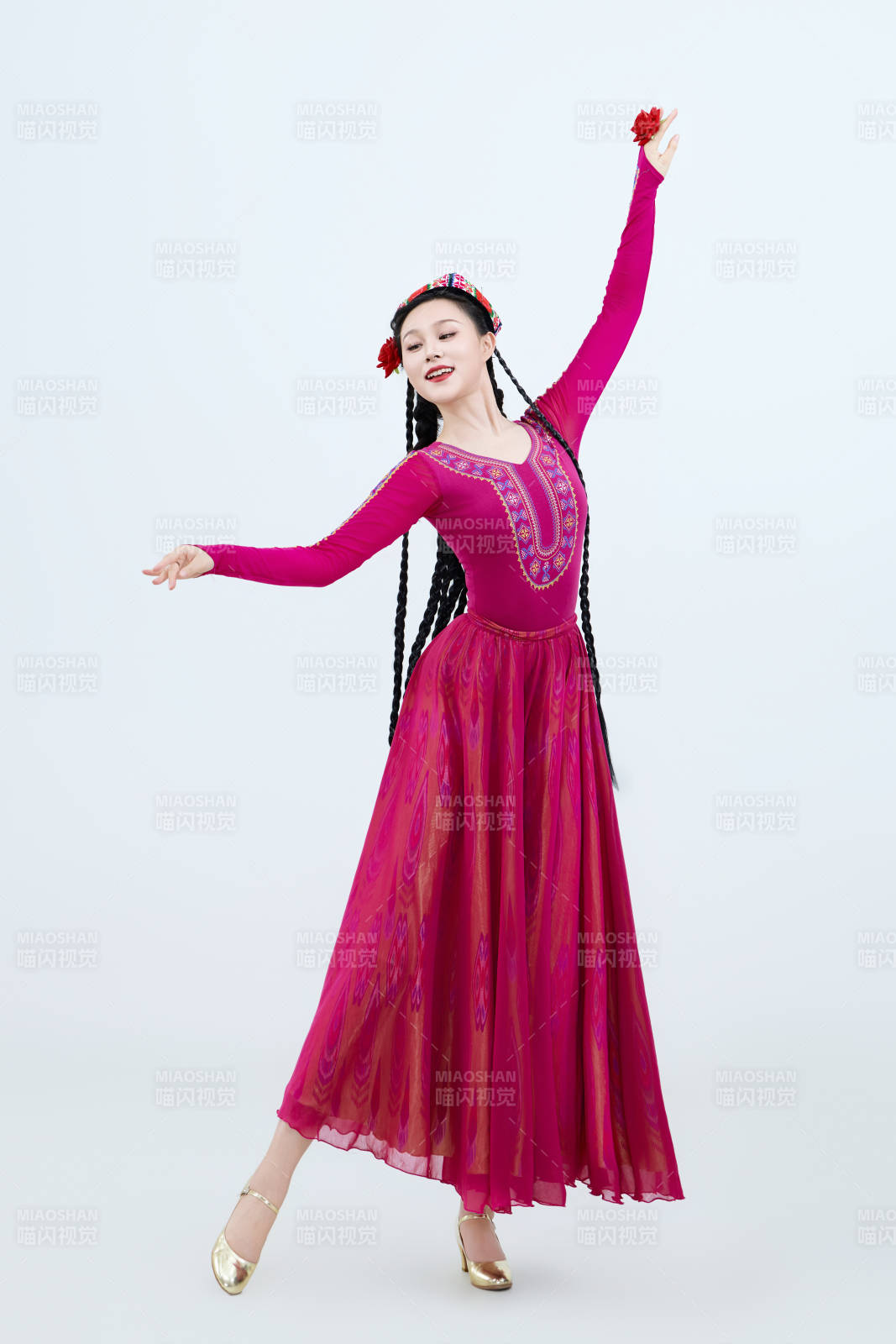 表演中國新疆維吾爾族傳統舞蹈的美麗舞者