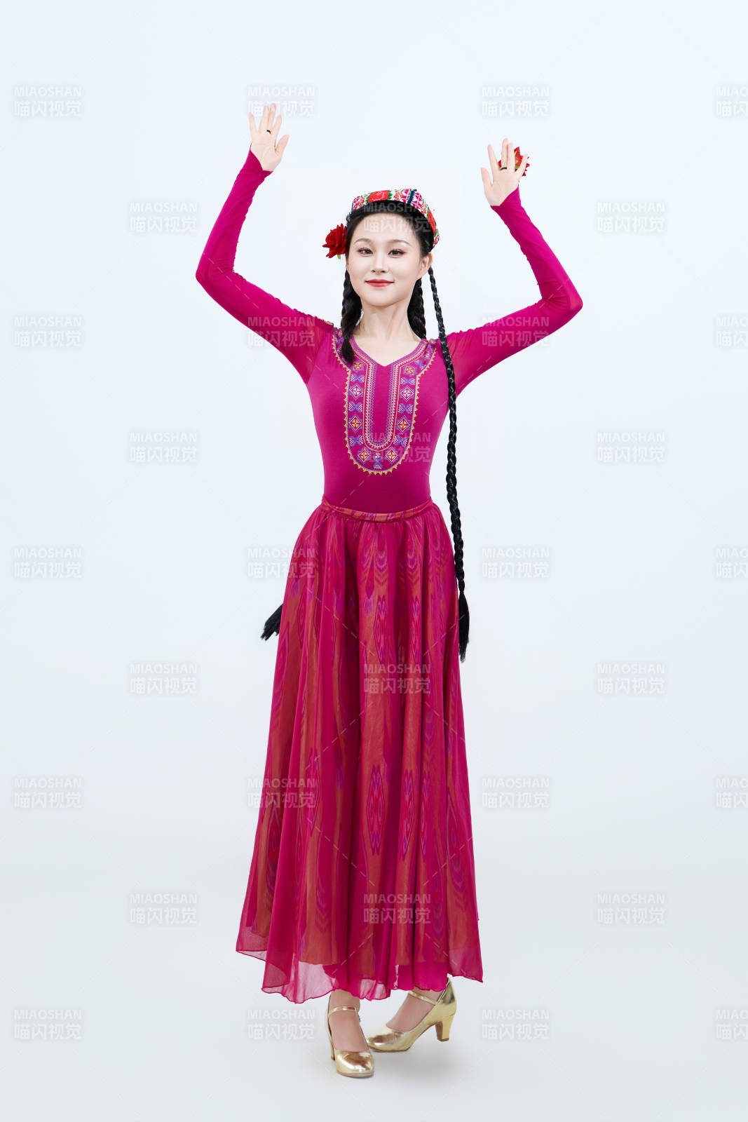 表演中國新疆維吾爾族傳統舞蹈的美麗舞者