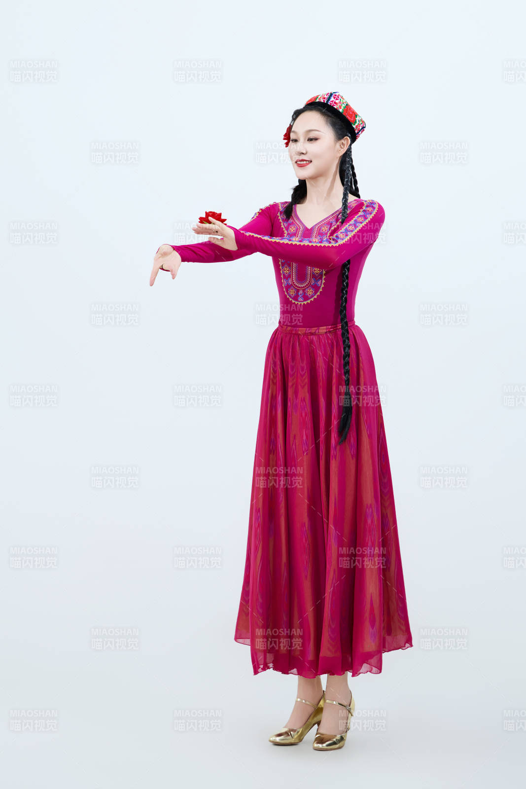 表演中國新疆維吾爾族傳統舞蹈的美麗舞者