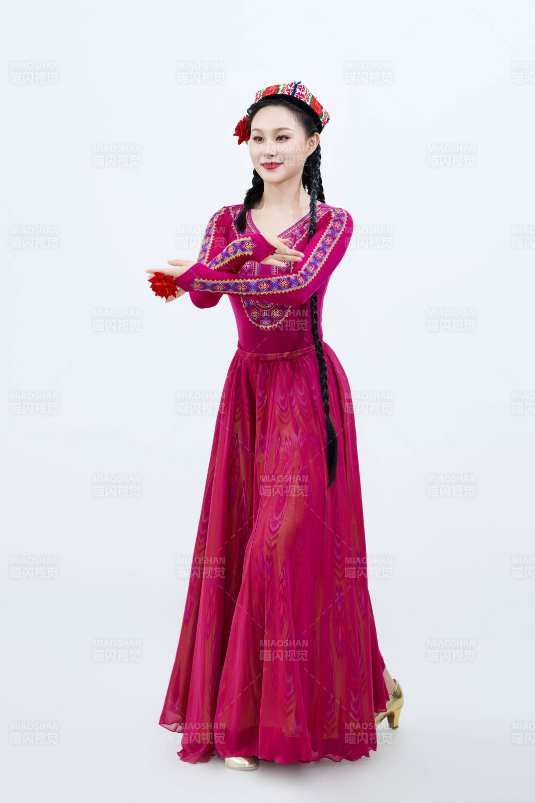 表演中國新疆維吾爾族傳統(tǒng)舞蹈的美麗舞者