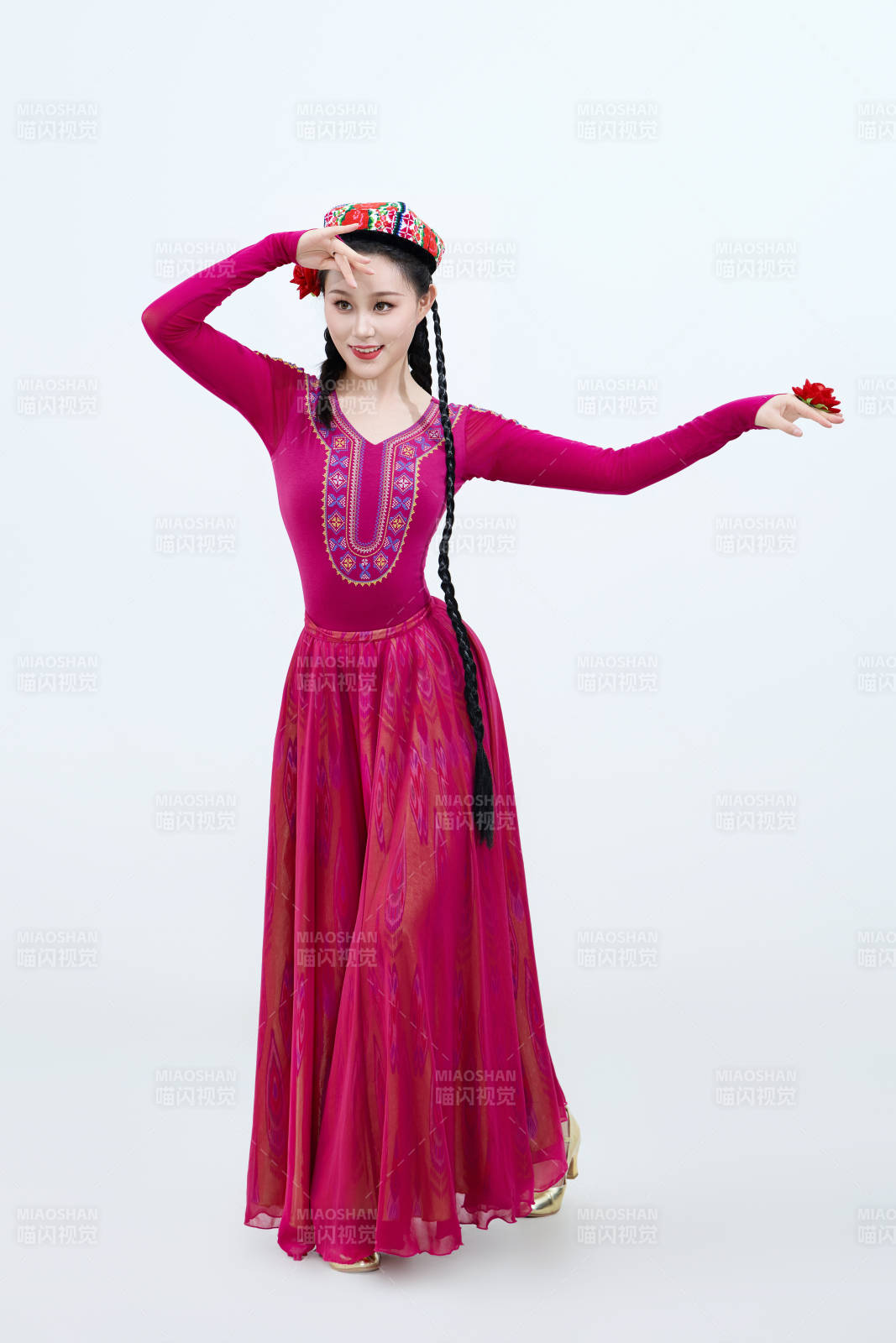 表演中國(guó)新疆維吾爾族傳統(tǒng)舞蹈的美麗舞者