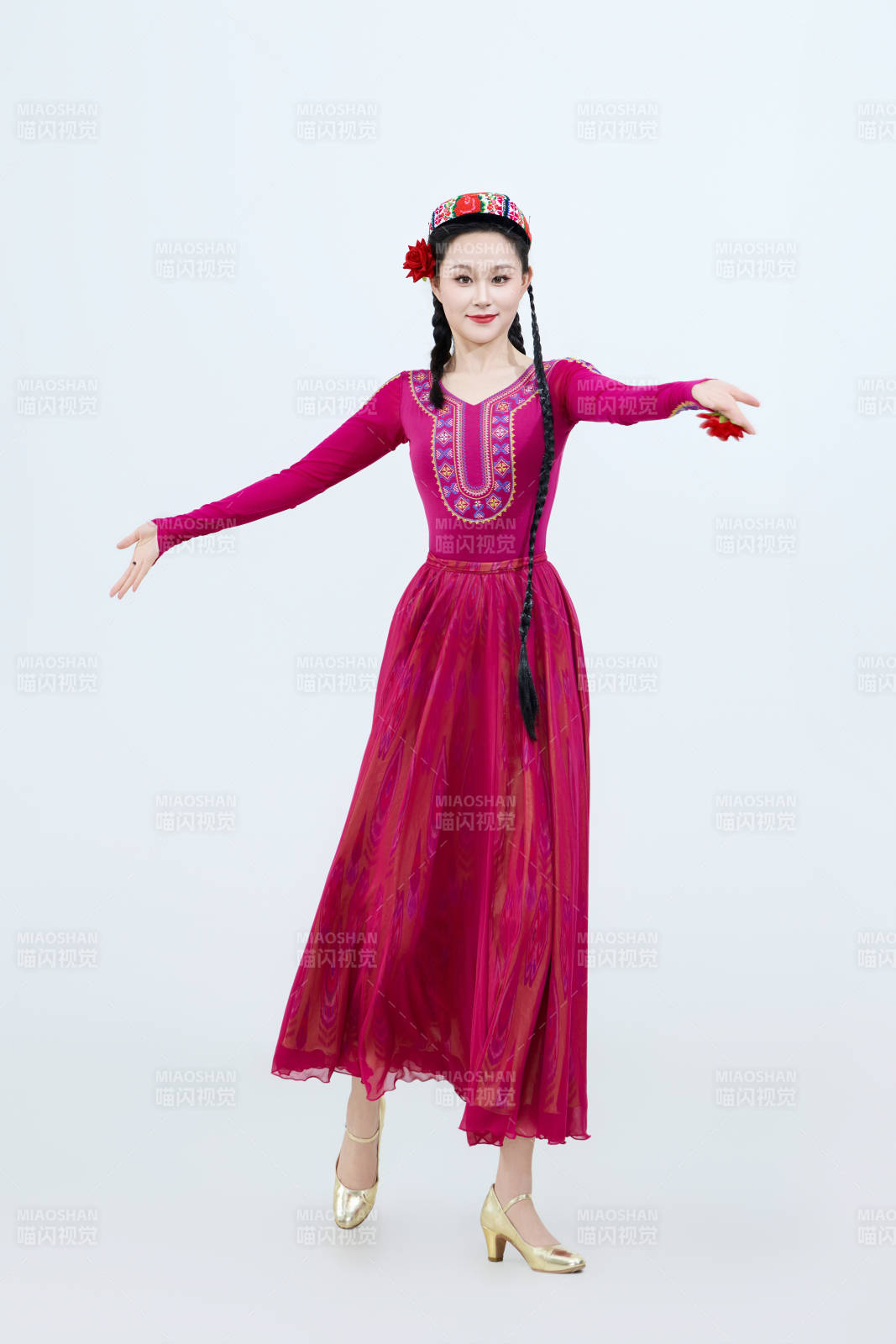 表演中國新疆維吾爾族傳統舞蹈的美麗舞者