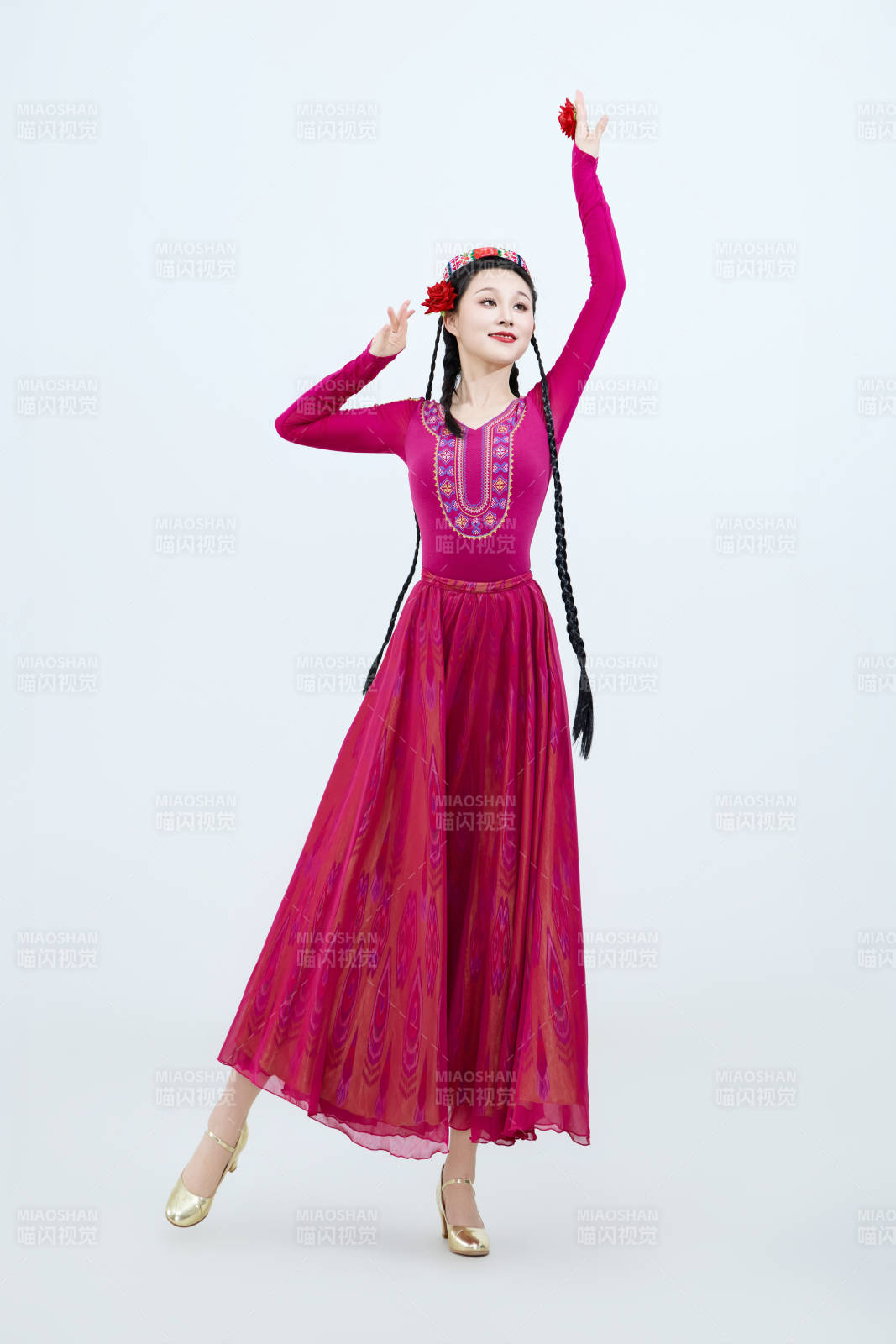 表演中國(guó)新疆維吾爾族傳統(tǒng)舞蹈的美麗舞者