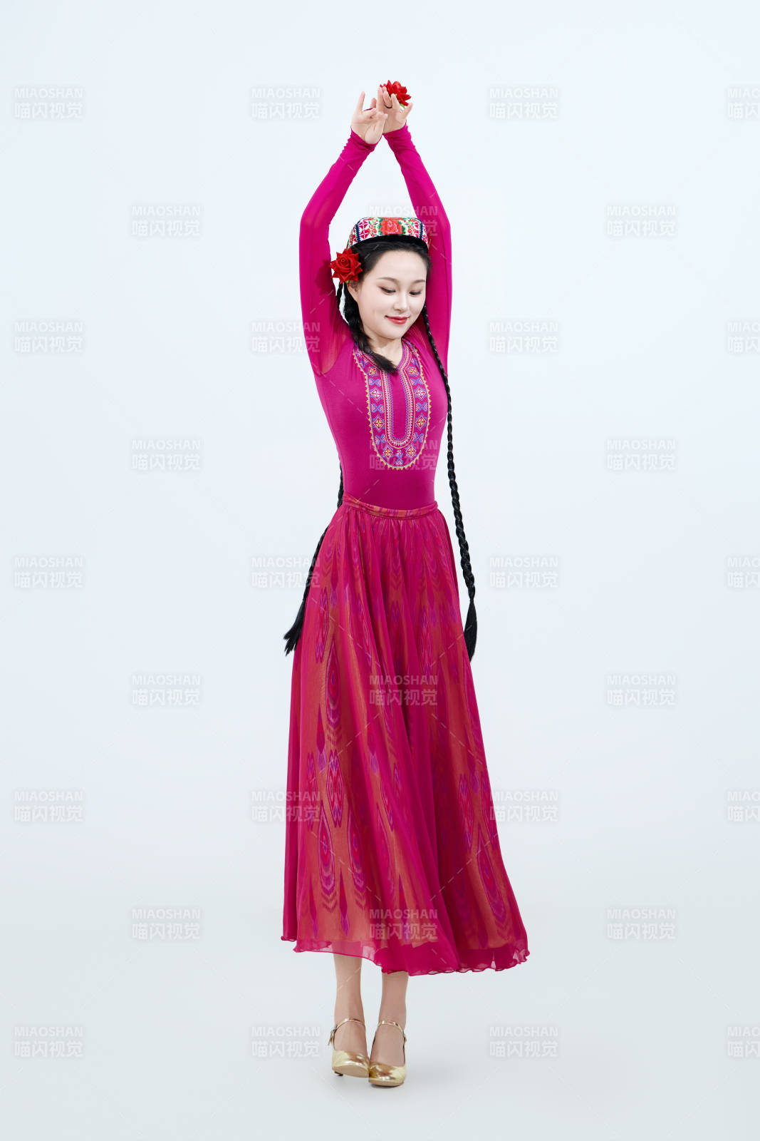 表演中國新疆維吾爾族傳統舞蹈的美麗舞者