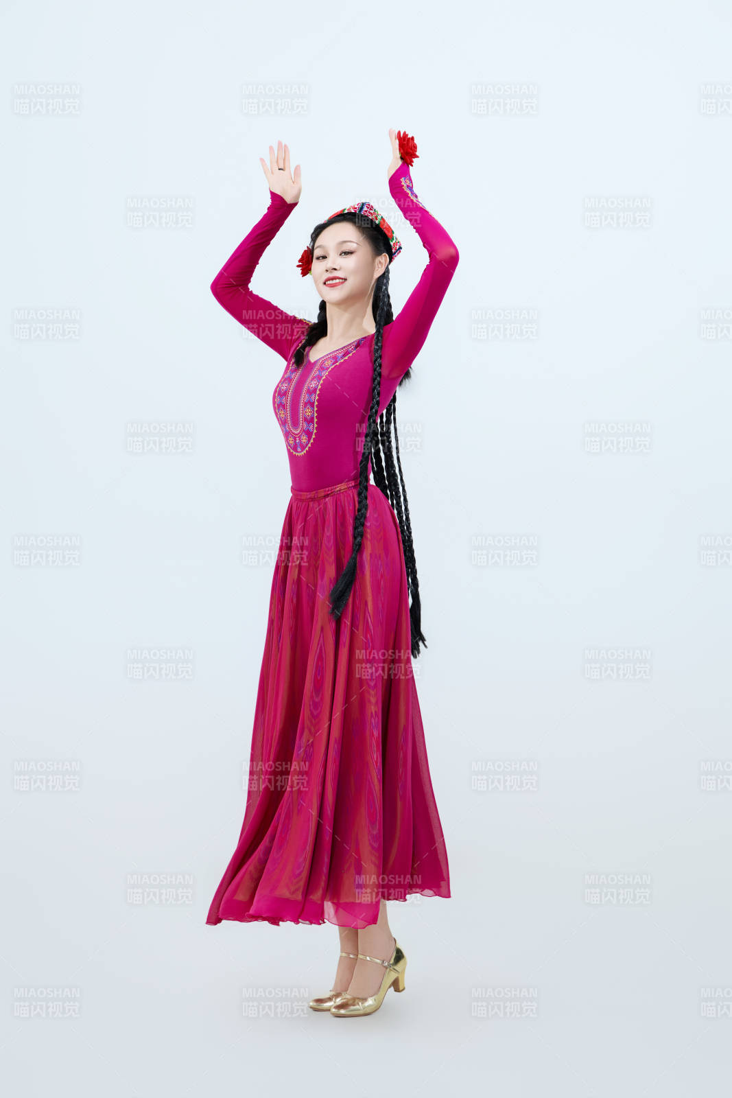 表演中國新疆維吾爾族傳統舞蹈的美麗舞者