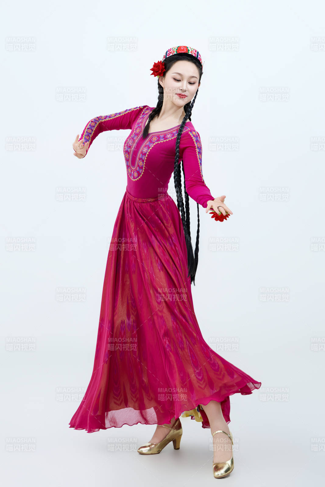 表演中國(guó)新疆維吾爾族傳統(tǒng)舞蹈的美麗舞者