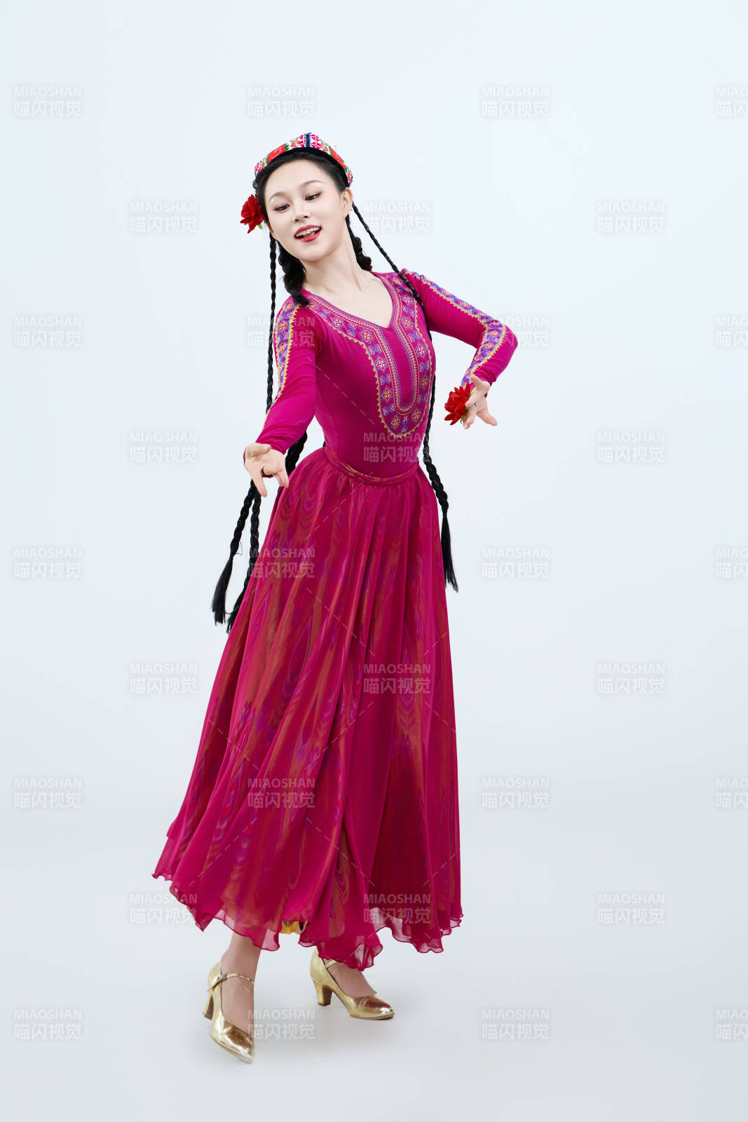 表演中國新疆維吾爾族傳統舞蹈的美麗舞者