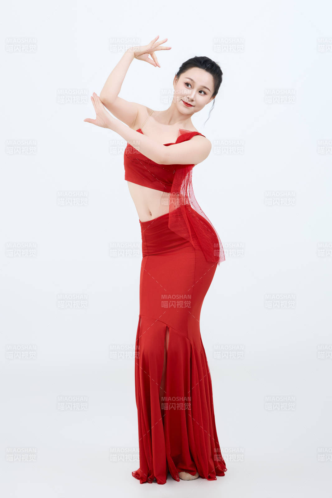 表演中国传统民族舞蹈傣族舞的美丽舞者