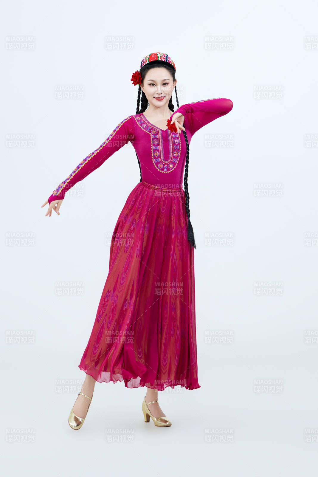 表演中國新疆維吾爾族傳統舞蹈的美麗舞者