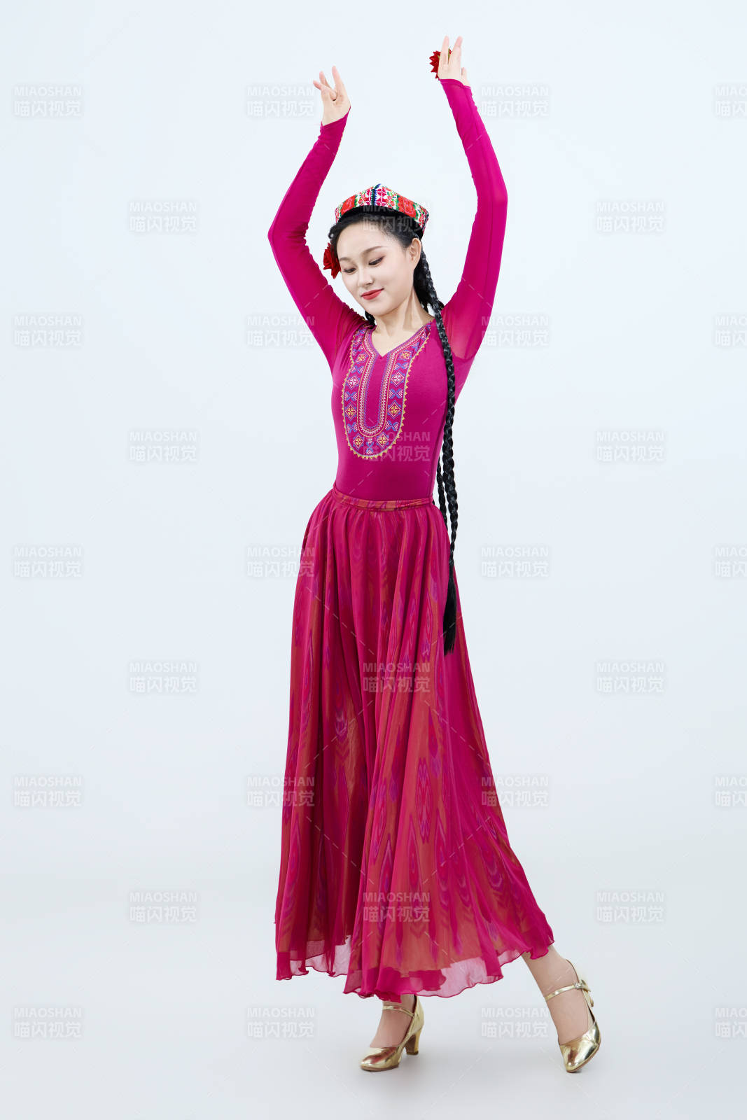 表演中國新疆維吾爾族傳統舞蹈的美麗舞者