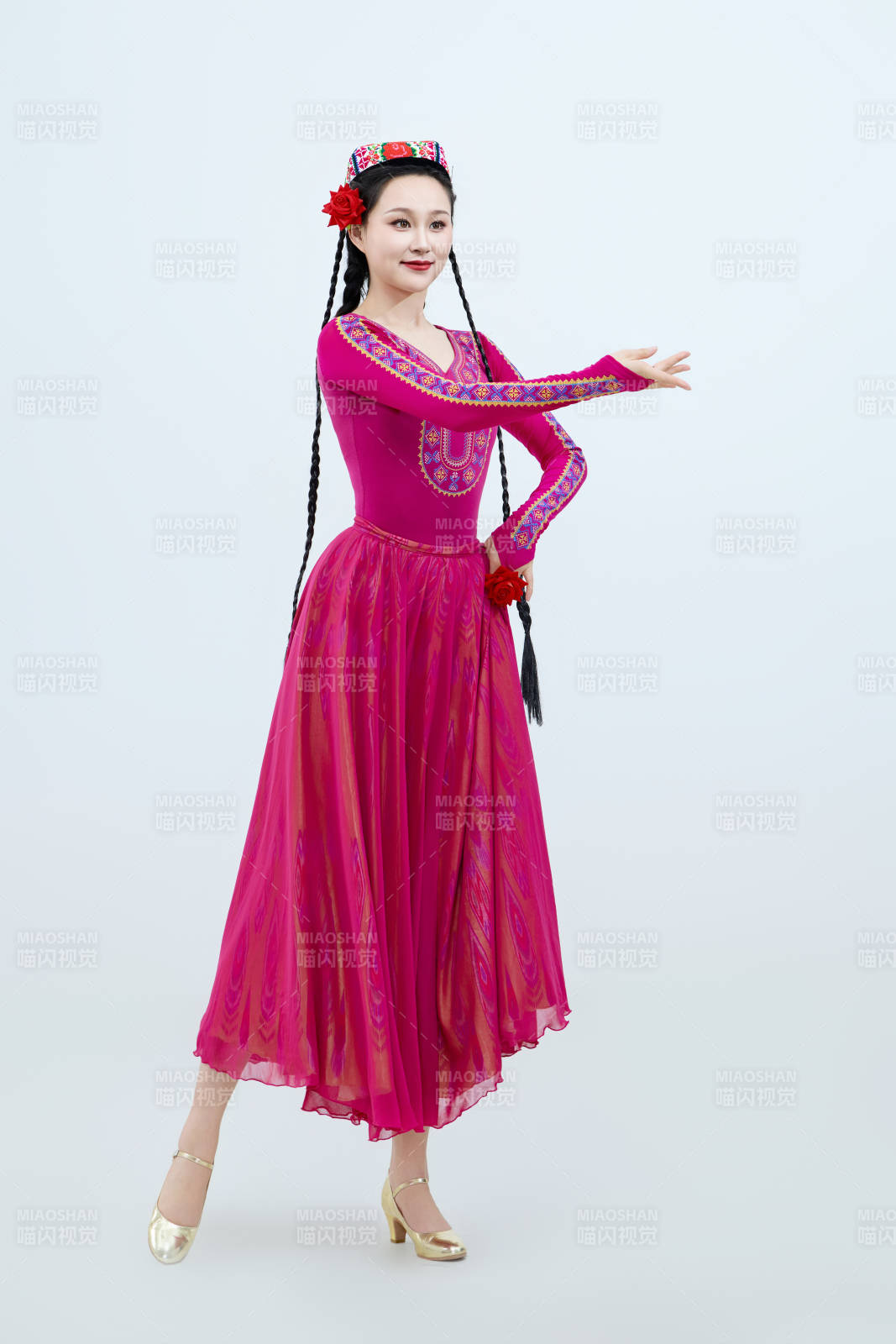 表演中國新疆維吾爾族傳統舞蹈的美麗舞者