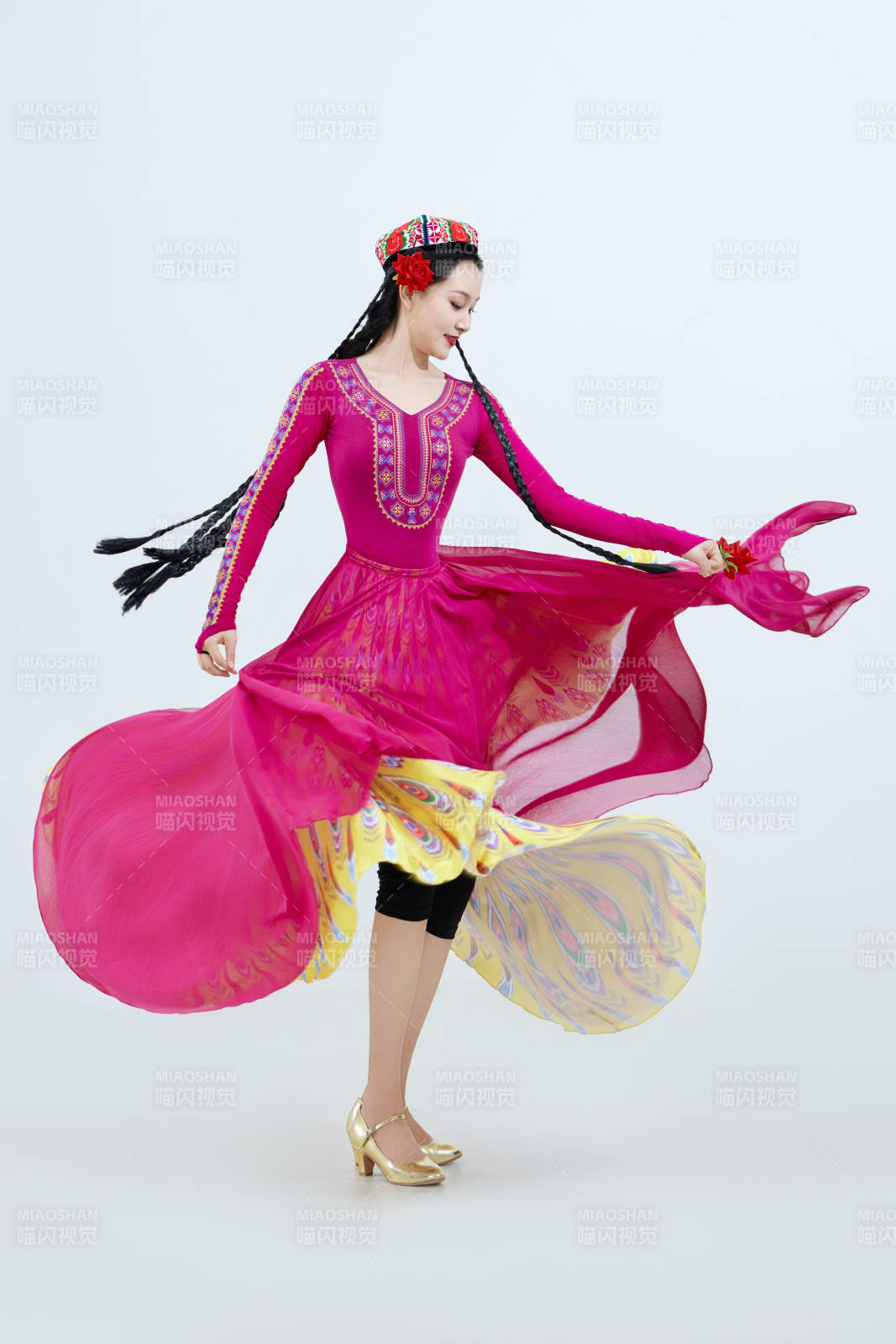 表演中國新疆維吾爾族傳統舞蹈的美麗舞者