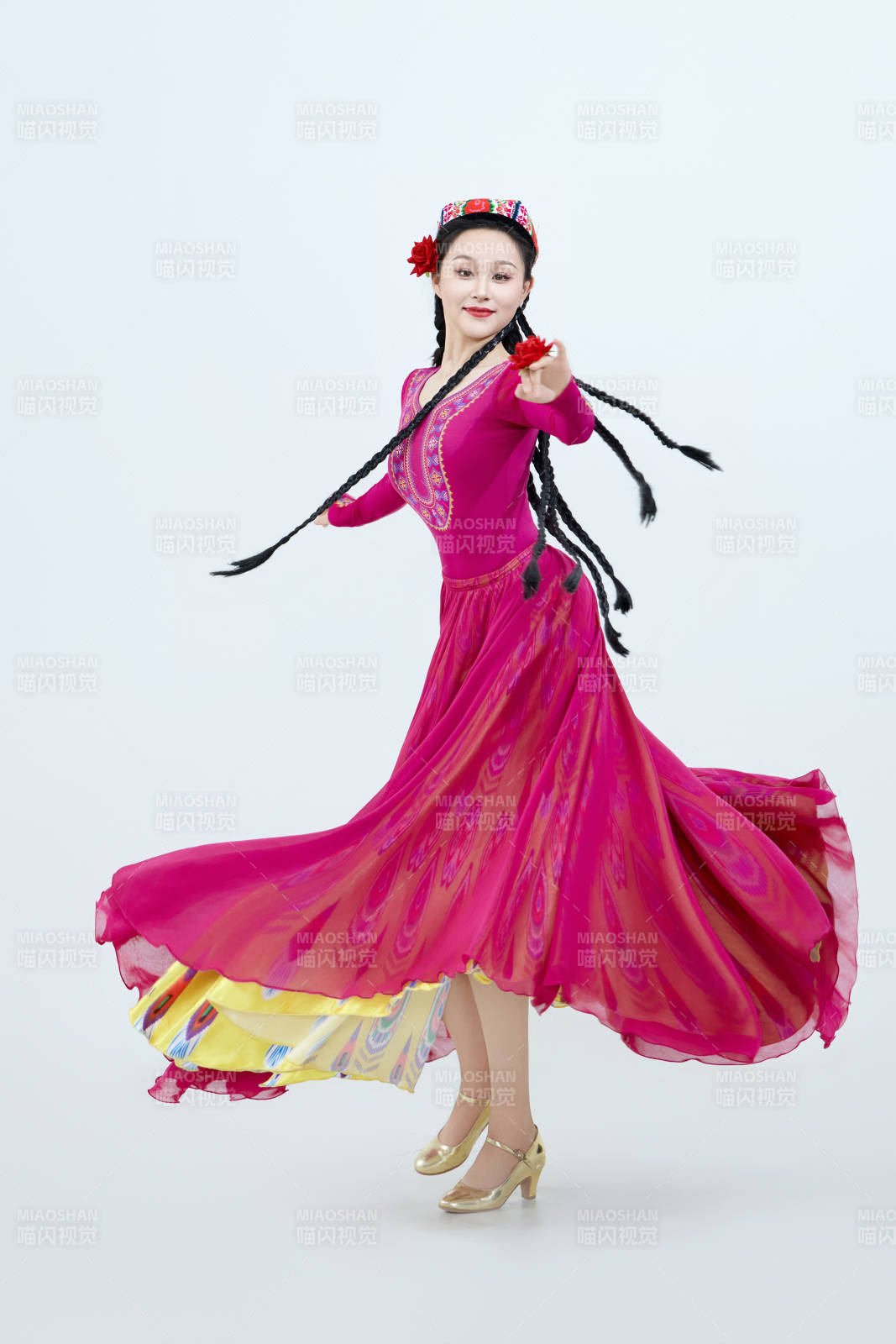 表演中國新疆維吾爾族傳統舞蹈的美麗舞者