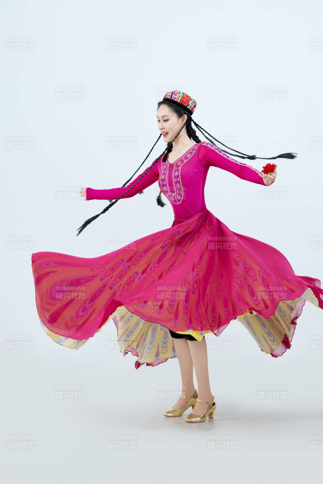 表演中國新疆維吾爾族傳統舞蹈的美麗舞者