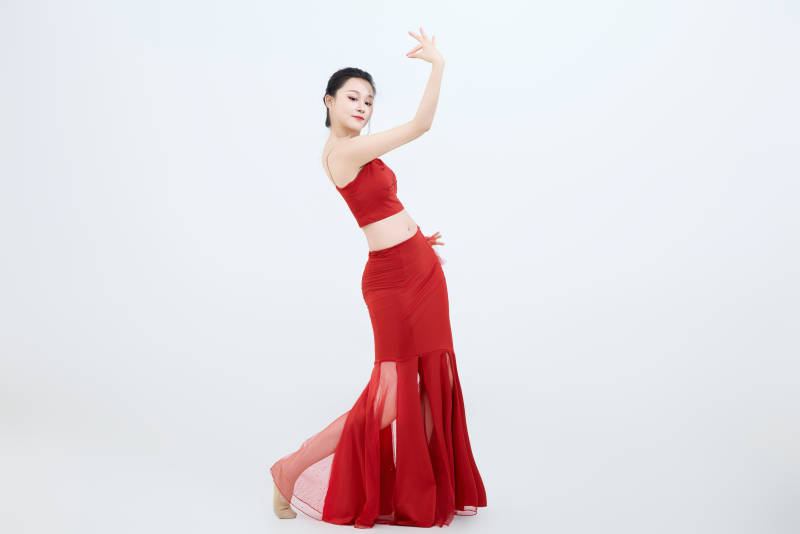 表演中国传统民族舞蹈傣族舞的美丽舞者