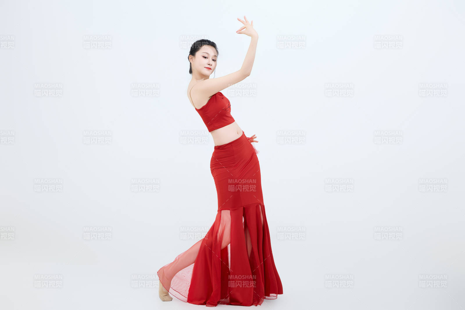 表演中国传统民族舞蹈傣族舞的美丽舞者