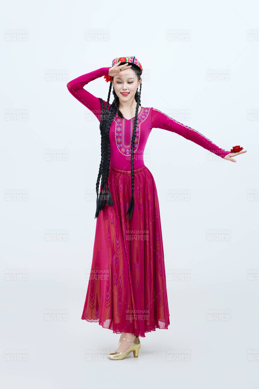 表演中國新疆維吾爾族傳統舞蹈的美麗舞者