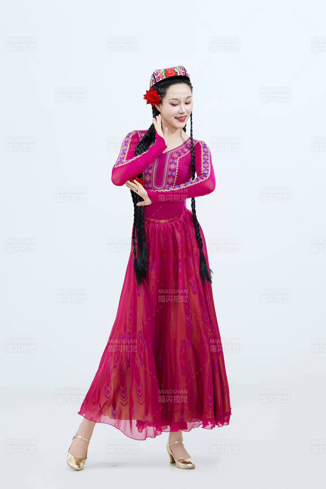 表演中國新疆維吾爾族傳統舞蹈的美麗舞者