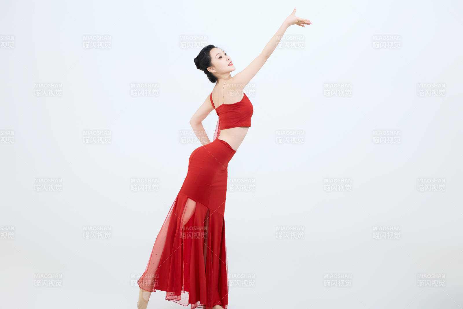 表演中国传统民族舞蹈傣族舞的美丽舞者