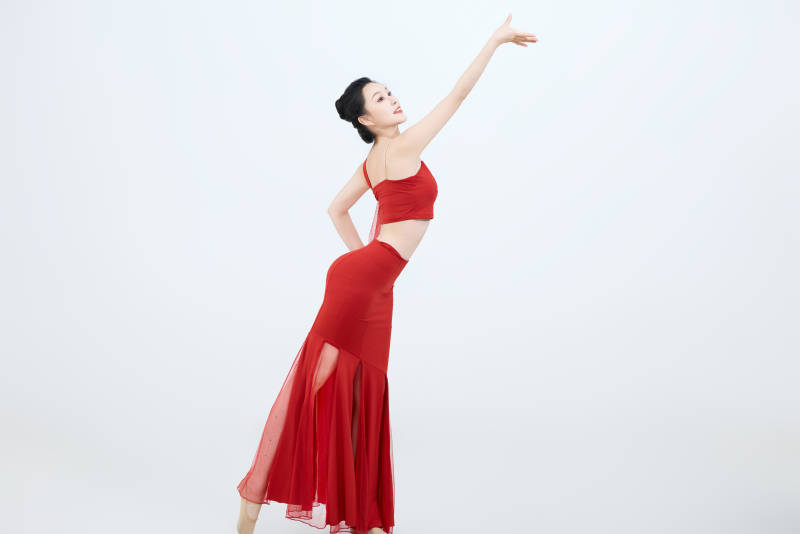 表演中国传统民族舞蹈傣族舞的美丽舞者