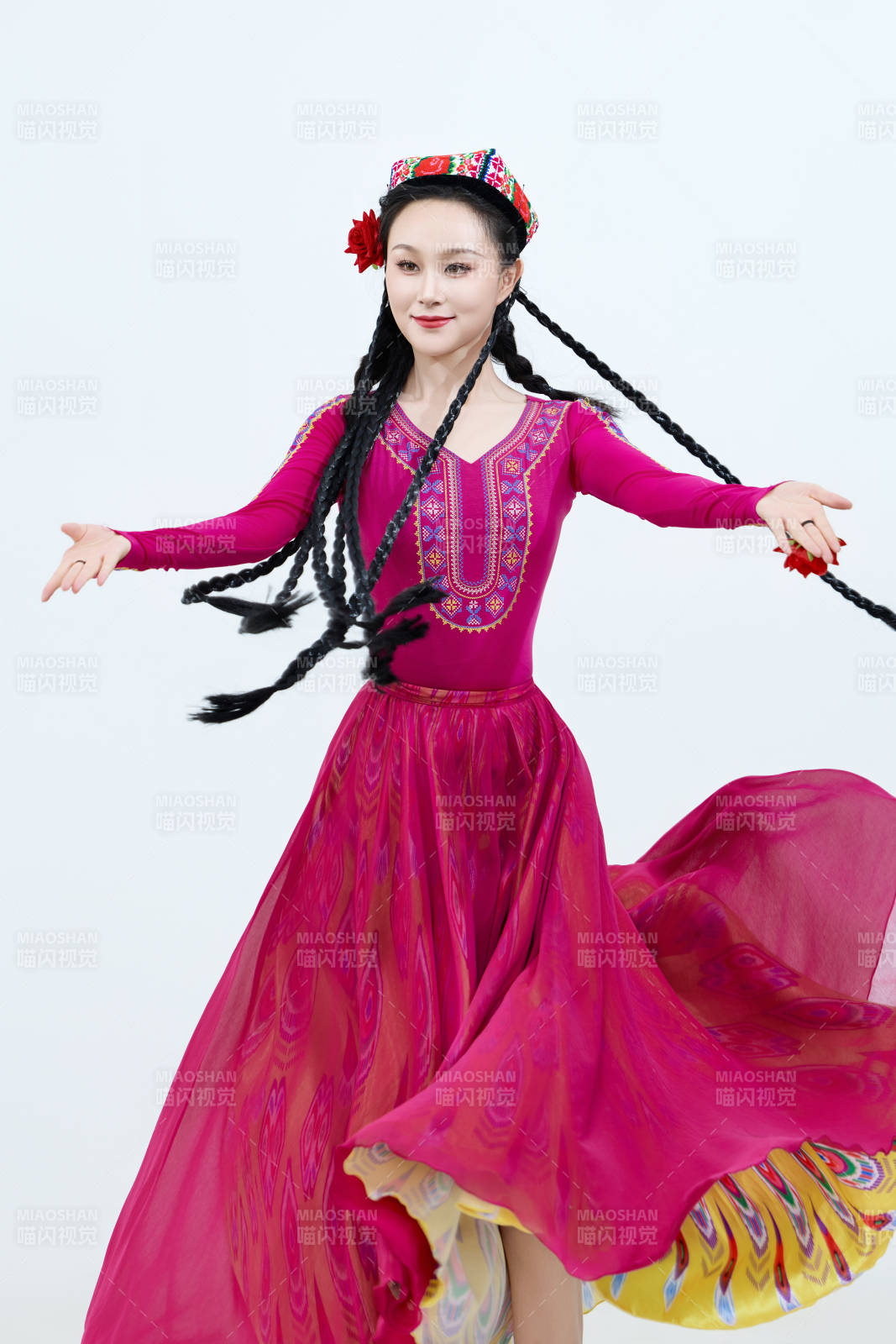 表演中國新疆維吾爾族傳統舞蹈的美麗舞者