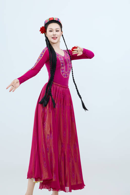 表演中国新疆维吾尔族传统舞蹈的美丽舞者