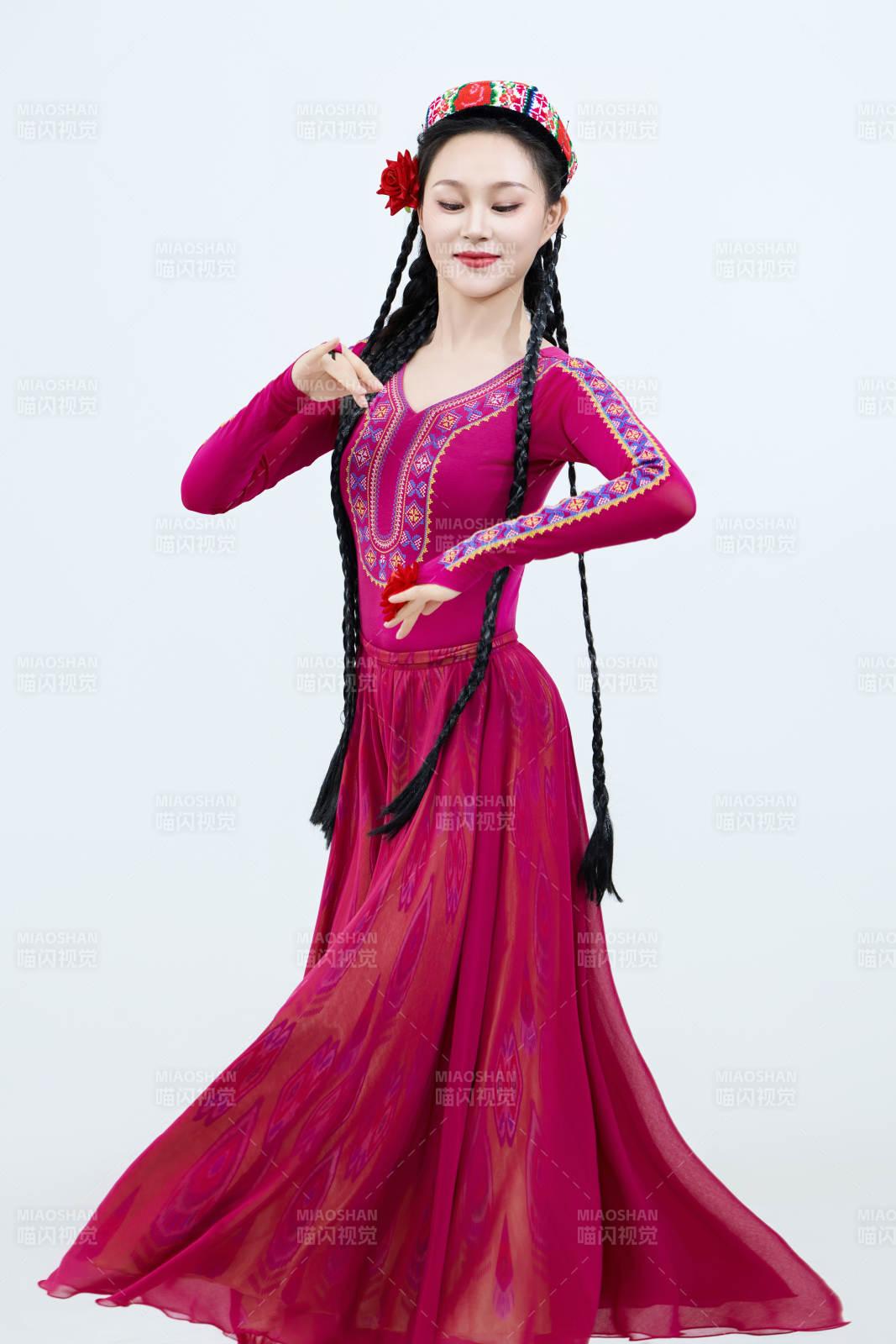 表演中國新疆維吾爾族傳統舞蹈的美麗舞者