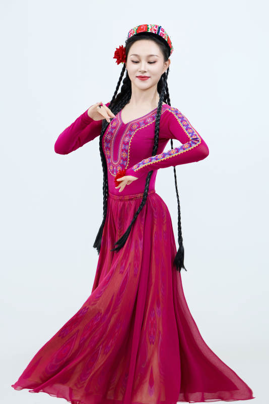 表演中国新疆维吾尔族传统舞蹈的美丽舞者