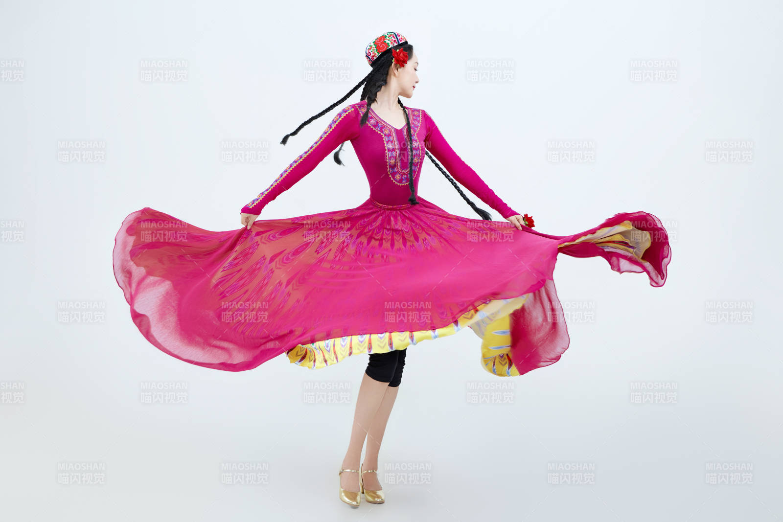 表演中国新疆维吾尔族传统舞蹈的美丽舞者