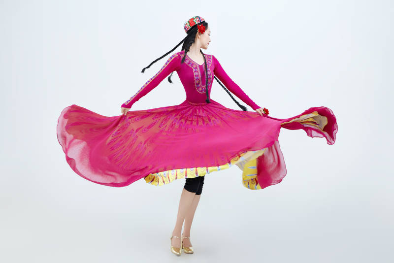 表演中国新疆维吾尔族传统舞蹈的美丽舞者