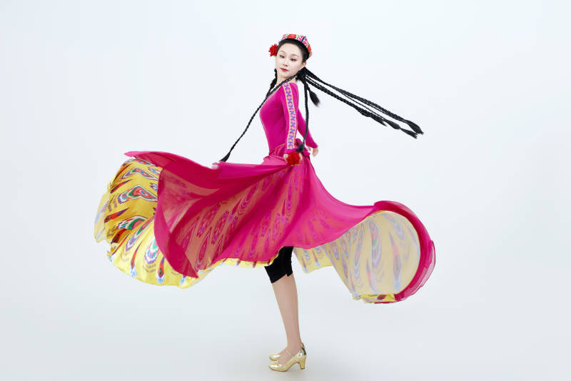 表演中国新疆维吾尔族传统舞蹈的美丽舞者