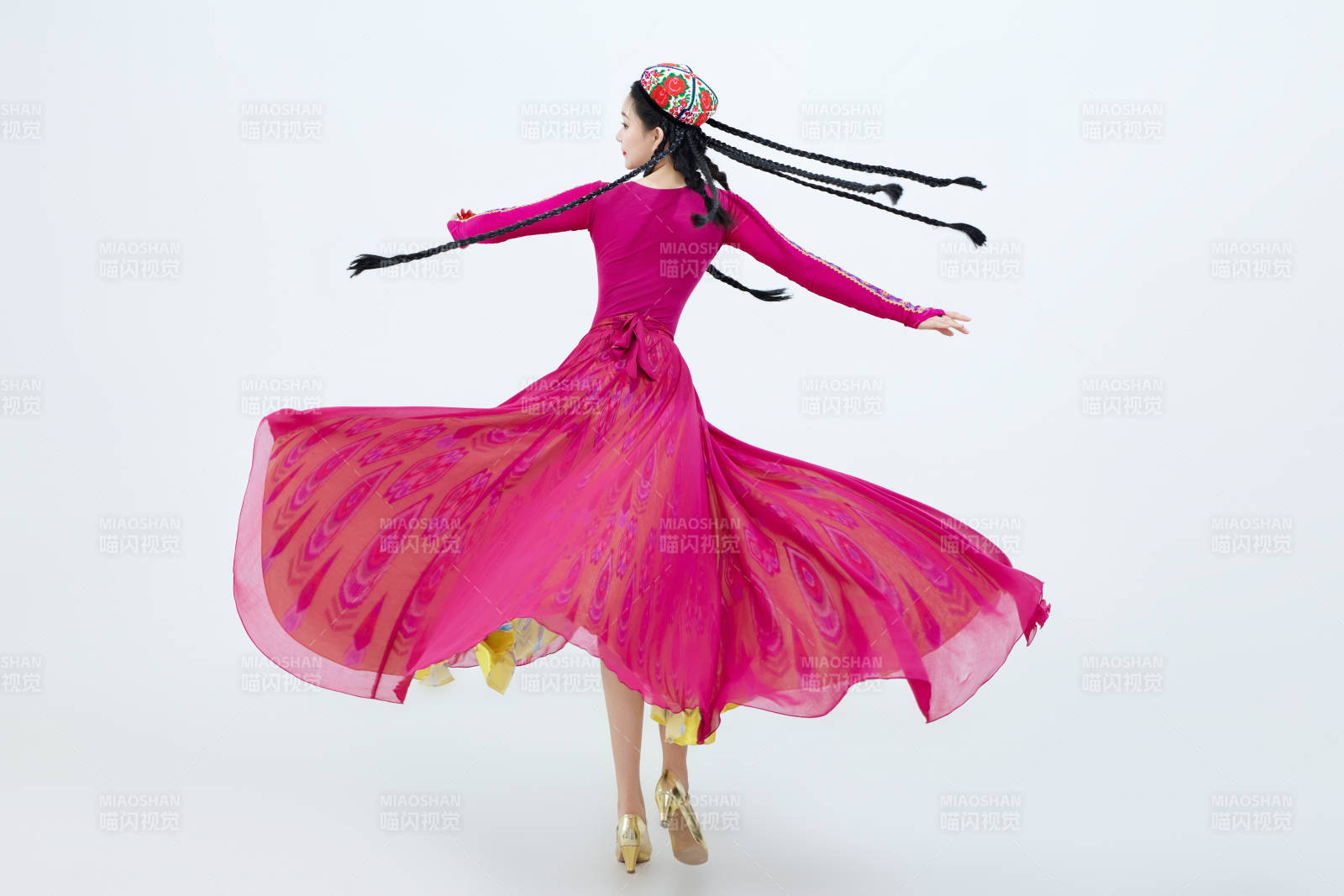 表演中国新疆维吾尔族传统舞蹈的美丽舞者