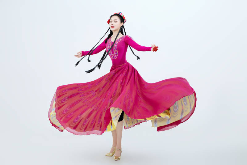 表演中国新疆维吾尔族传统舞蹈的美丽舞者