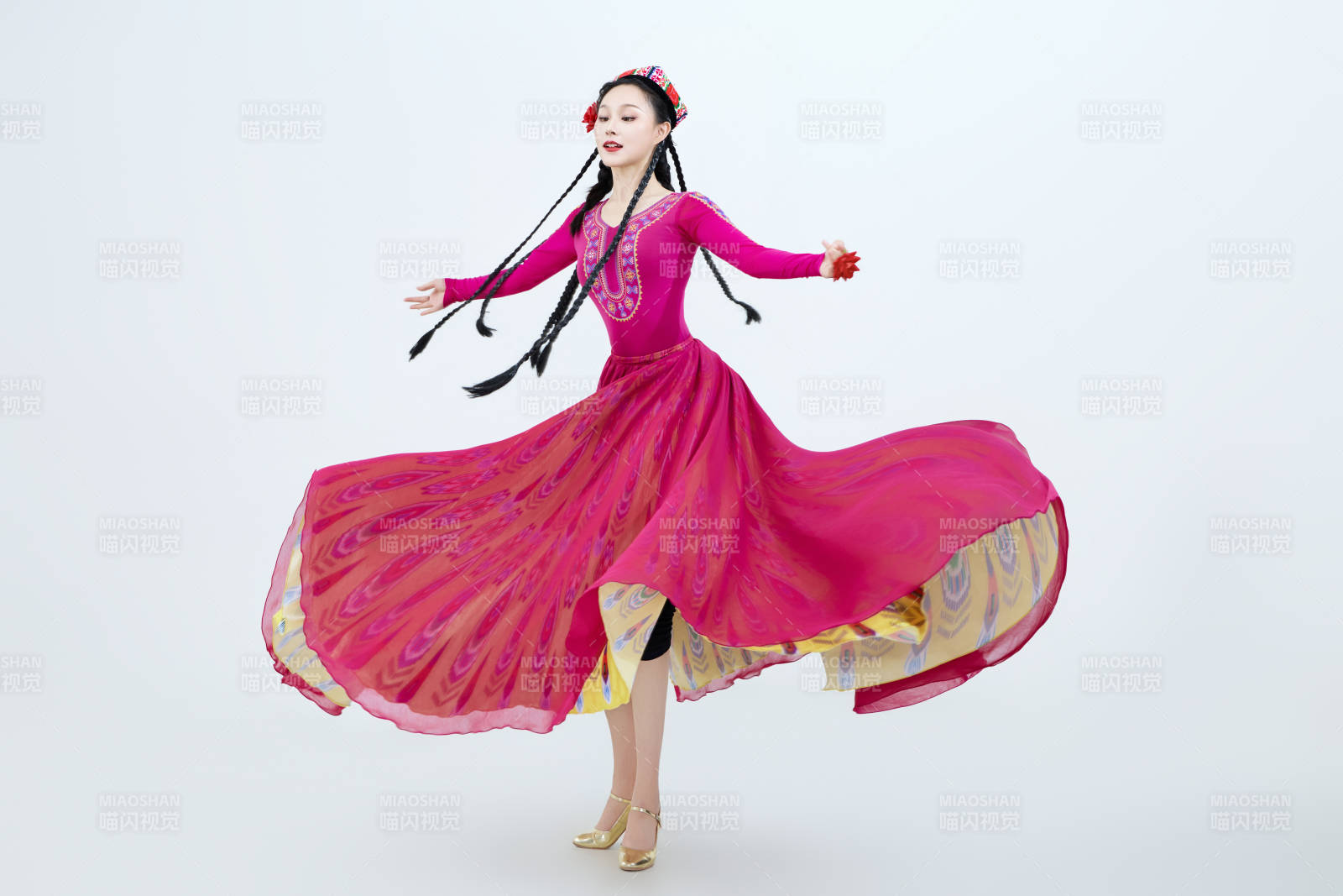 表演中国新疆维吾尔族传统舞蹈的美丽舞者